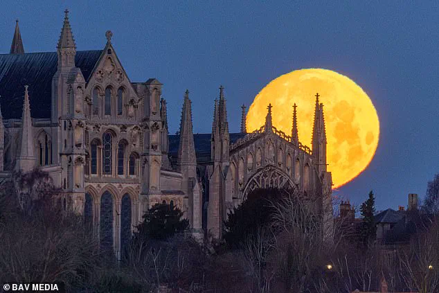 Rare Convergence Creates Unprecedented Supermoon Spectacle – Don't Miss Tomorrow's Celestial Event!