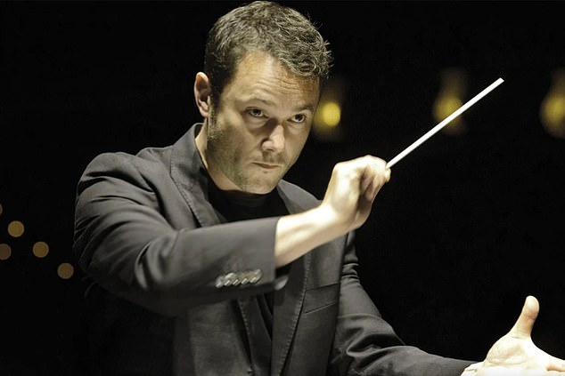 Orchestra Finishes Concert After Violinist Drops Million-Pound Guadagnini